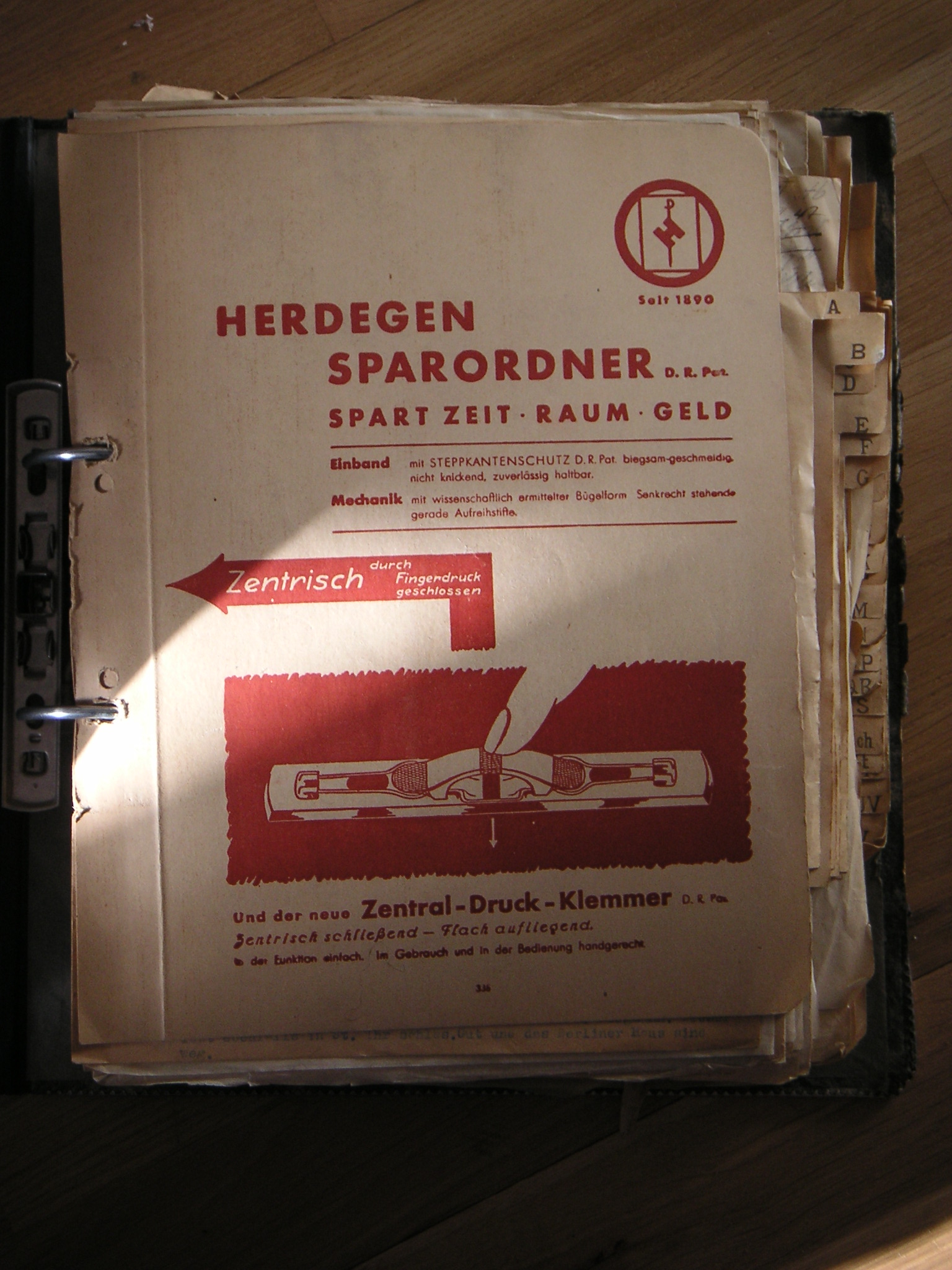 Das Deckblatt des neuen Ordners. Schon die erste Werbebotschaft ist erstaunlich falsch: Zeit sparen werde ich mit ihm sicher nicht. 